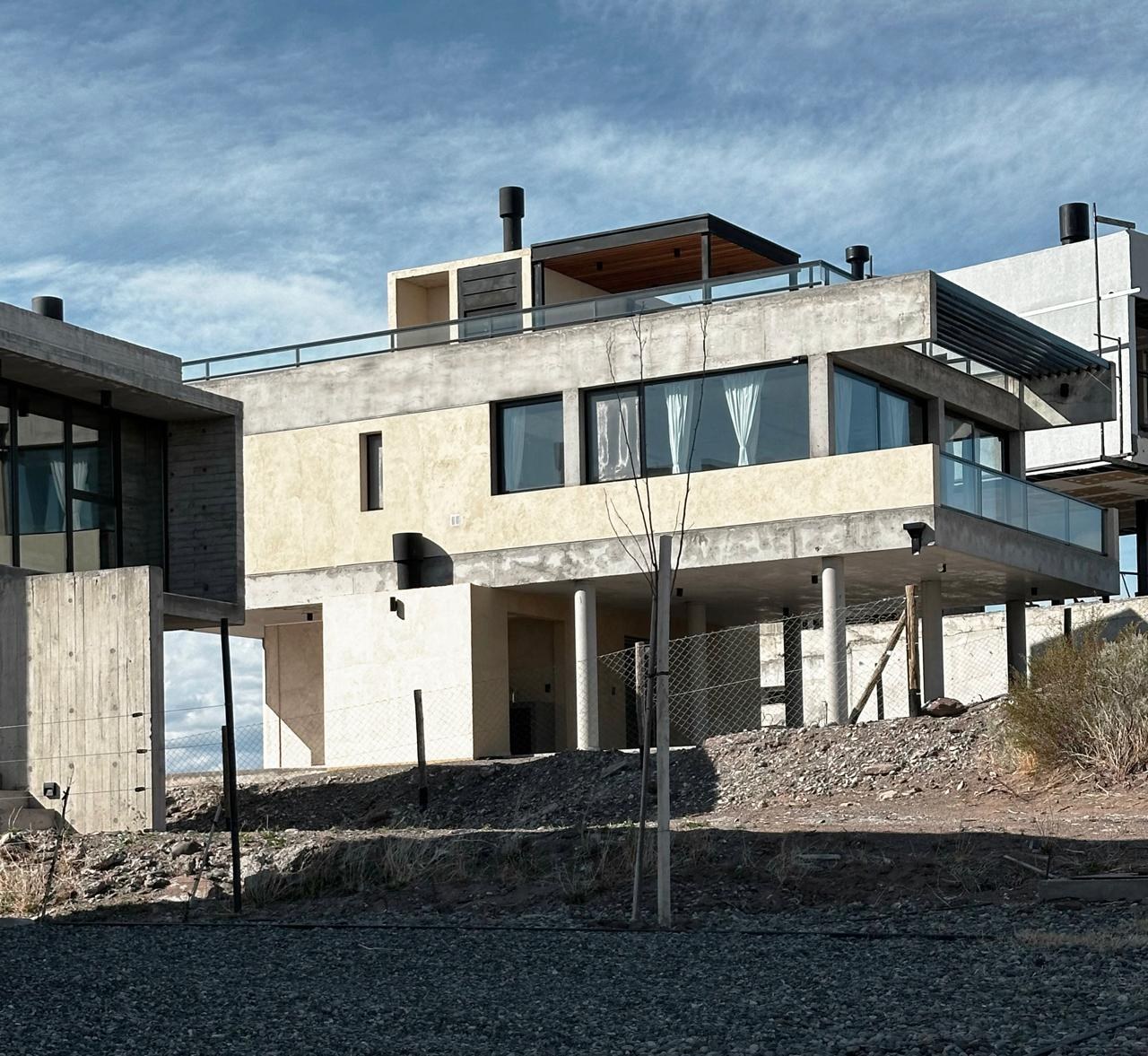 Casa Chocón Medio, vivienda en Villa El Chocón: fotografía de obra