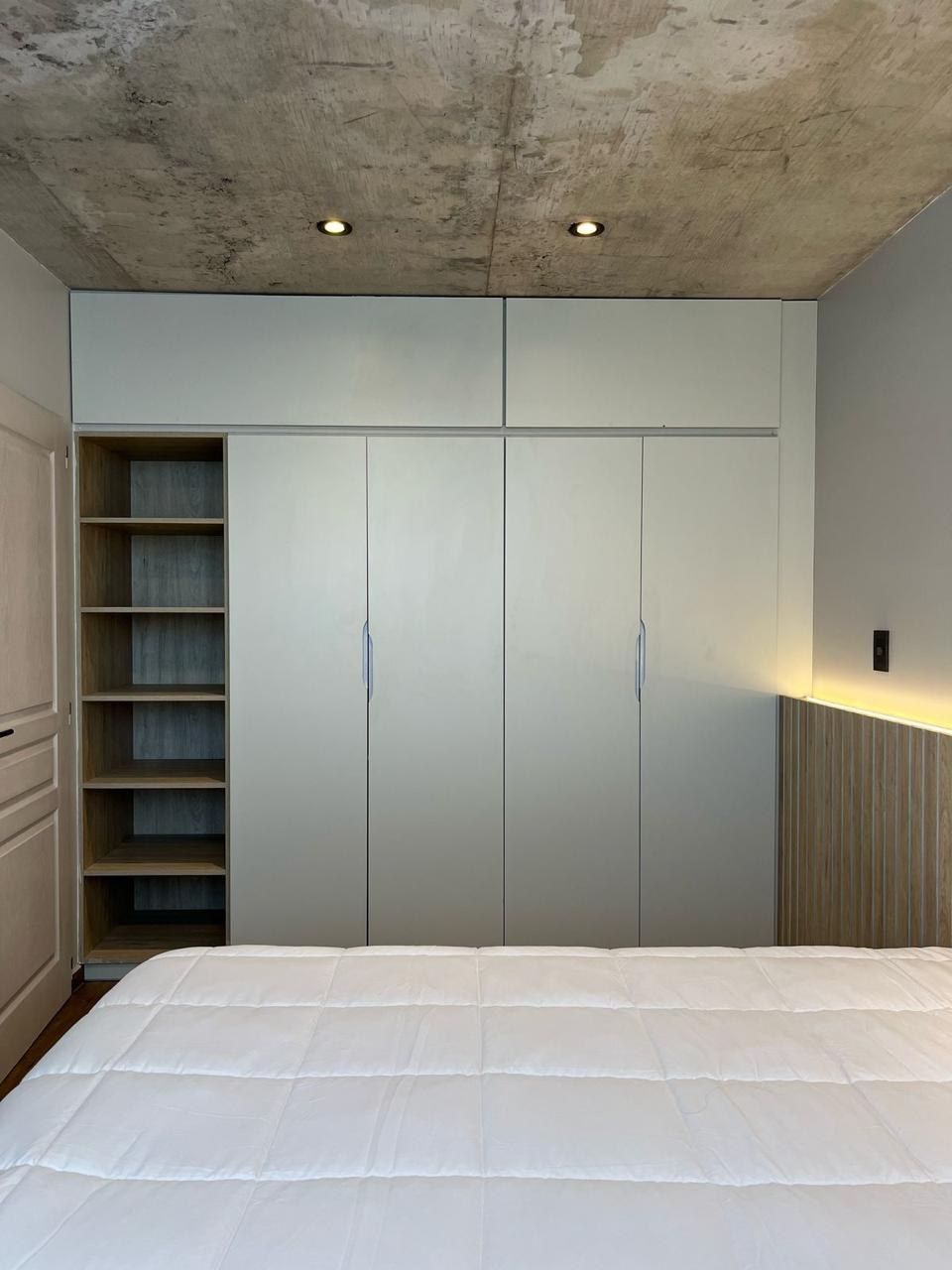 Dormitorio con placard de piso a techo, fotografía de obra