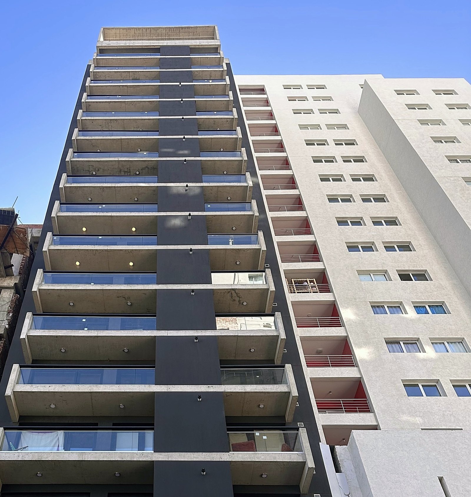 La torre vista desde la vereda, con los balcones de hormigón en voladizo, fotografía de obra