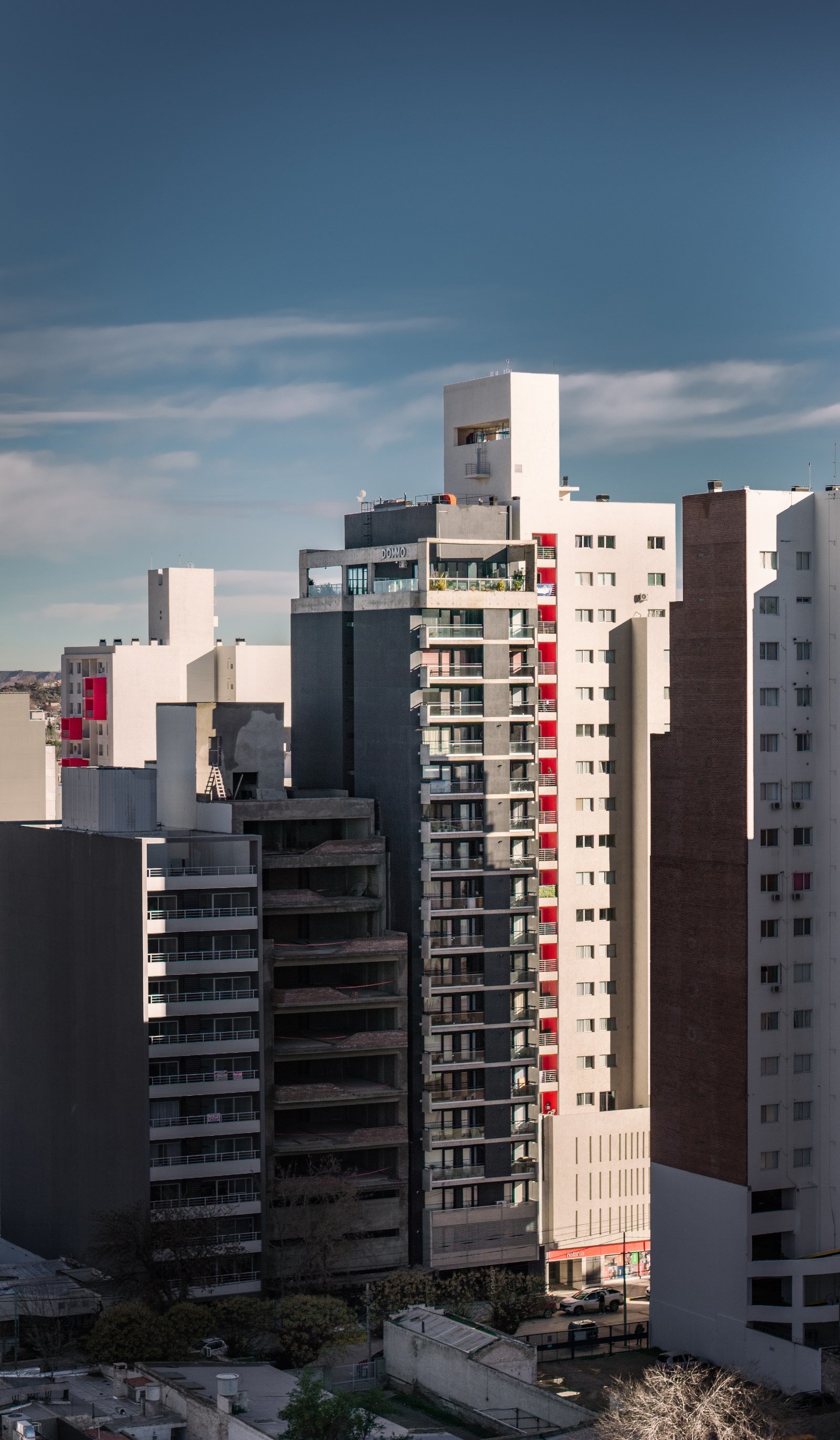 La torre entre los edificios de la ciudad, vista con dron, fotografía de obra